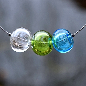 Mininalistický náhrdelník s dutými vinutými perlemi Trio