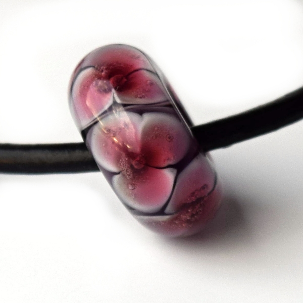 Flower - vinutá perle s velkým průvlekem