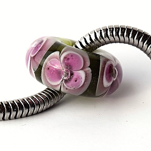 Flower - vinutá perle s velkým průvlekem Vltavínek