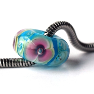 Flower  -  vinutá perle s velkým průvlekem pro náramky