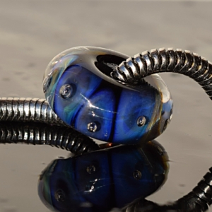 Kalypso - vinutá perle s velkým průvlekem