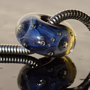 Duhová - vinutá perle s velkým průvlekem