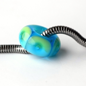 Aqua - vinutá perle s velkým průvlekem