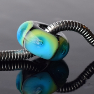 Aqua - vinutá perle s velkým průvlekem