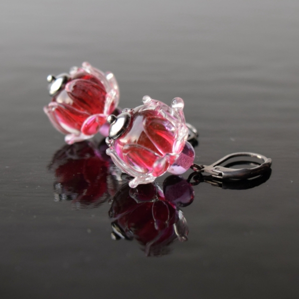 Náušnice s ručně vinutými korálky - kytičky - Greya - lampwork beads