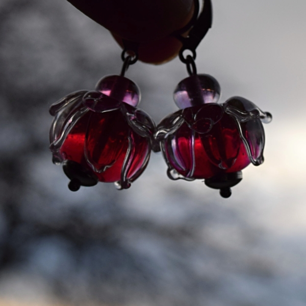 Náušnice s ručně vinutými korálky - kytičky - Greya - lampwork beads