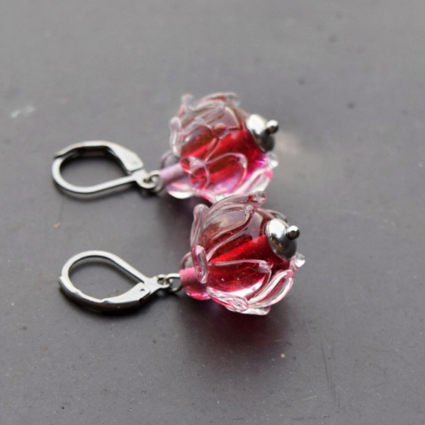 Náušnice s ručně vinutými korálky - kytičky - Greya - lampwork beads