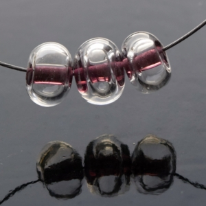 Bubbles - náhrdelník s dutými vinutými perlemi s tmavě fialovými středy - sklo Greya