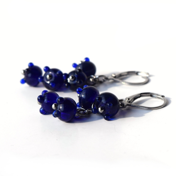 Malé borůvky - náušnice s ručně vinutými perlemi - vinutky sklo a chirurgická ocel - lampwork beads earrings