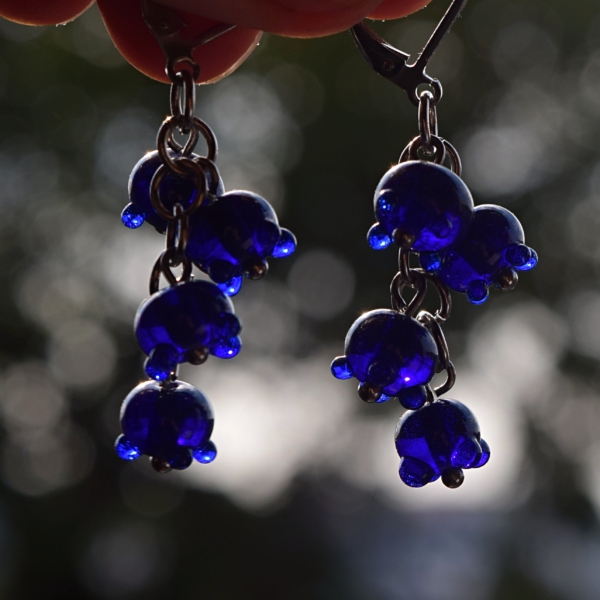 Malé borůvky - náušnice s ručně vinutými perlemi - vinutky sklo a chirurgická ocel - lampwork beads earrings