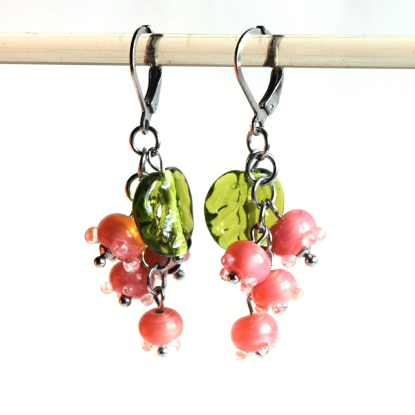 Perleťové růžové náušnice s ručně vinutými perlemi - sklo a chirurgická ocel - lampwork beds earrings