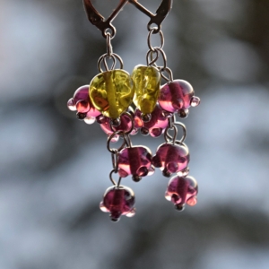 Berries - náušnice s fialovými ručně vinutými perlemi - sklo a chirurgická ocel - Earrings with lamwork beads